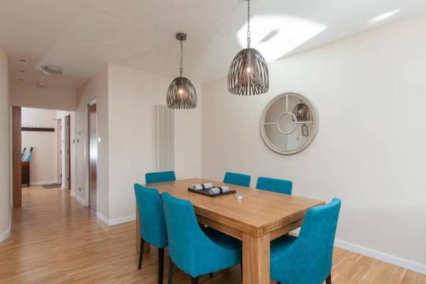 379 Luxury 3 bedroom city centre apartment with private parking and lovely views over Arthur's seat