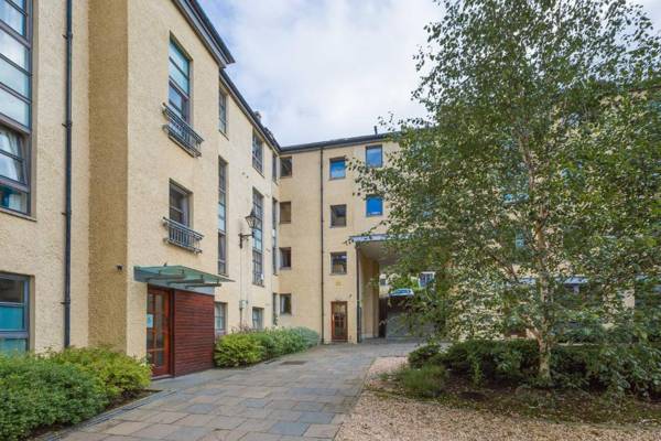 388 Fabulous 2 bedroom apartment with parking 2 minutes walk from the Royal Mile