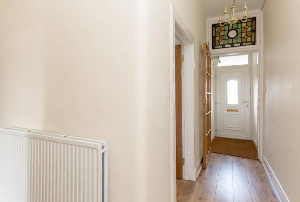 414 Spacious 1 bedroom ground floor apartment near Leith with sofa bed in living room