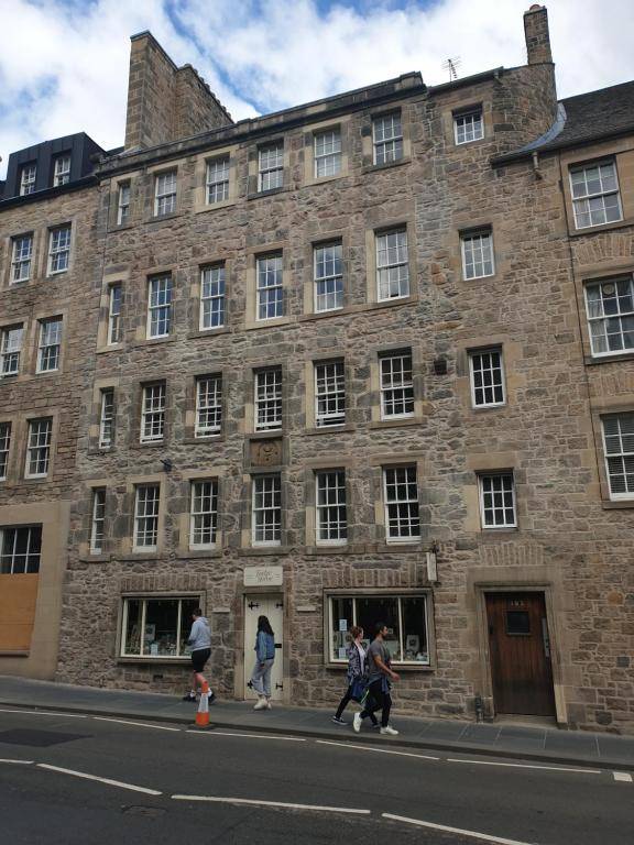 Canongate - Spacious and historic 2 bed flat on Royal Mile