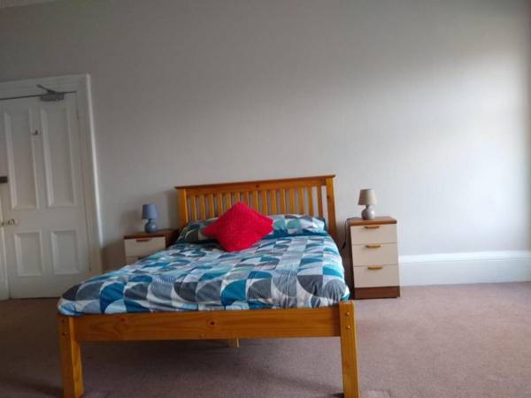 Lauriston Skylight Roomz