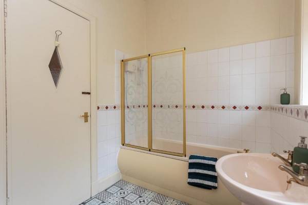 2 Bedroom Victorian apartment Leith FREE Parking