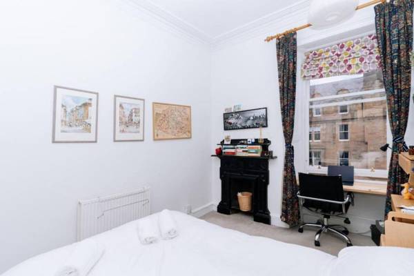 Workspace - Spacious 3 Bedroom Flat in Edinburgh