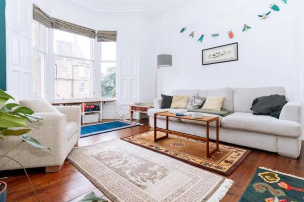 Spacious 3 Bedroom Flat in Edinburgh
