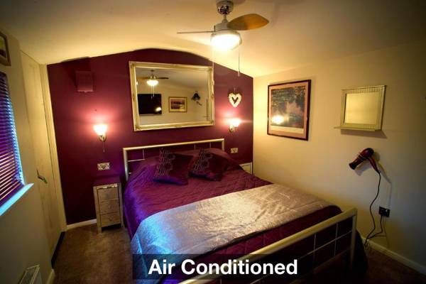 Luxurious Rural Cabin with Hot Tub