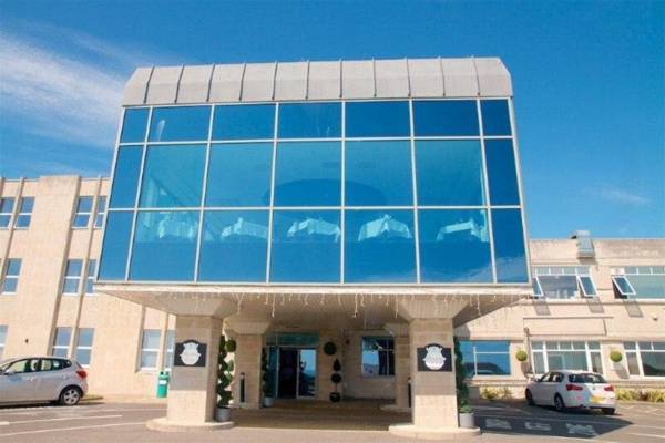 Admiralty Hotel & Restaurant