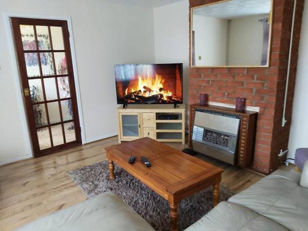 Eddiwick House - Huku Kwetu Dunstable -Spacious 3 Bedroom House- Sleeps 6 - Suitable & Affordable Group Accommodation - Business Travellers