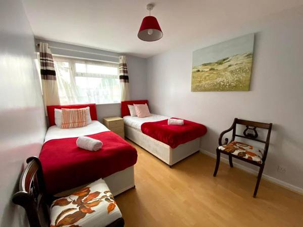 Chelsea House-Huku Kwetu Dunstable-3 Bedroom House - Suitable & Affordable -Business Travellers - Group Accommodation - Comfy Spacious with Lovely Garden Views