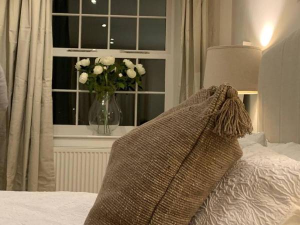 Cheerful 2-bed cottage with 2 free parking Leeds