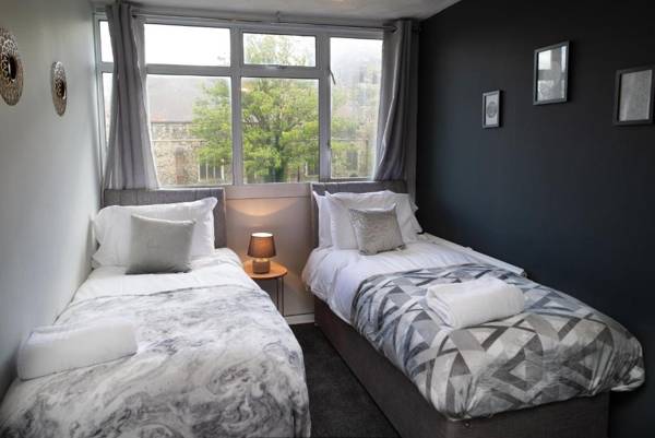 Large Modern Contractor House - FREE Parking - Staycations Welcome by ComfyWorkers