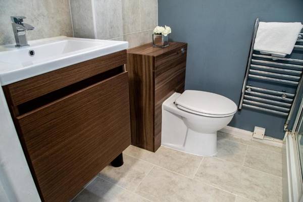 Large Modern Contractor House - FREE Parking - Staycations Welcome by ComfyWorkers