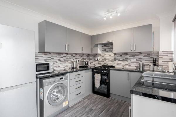 Lovely 3 Bed House-Tilbury-Free parking