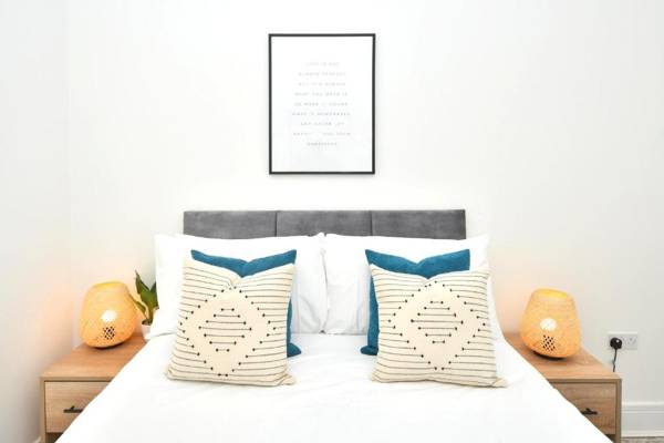 Ivory House by Truestays - 3 Bedroom House in Stoke-on-Trent