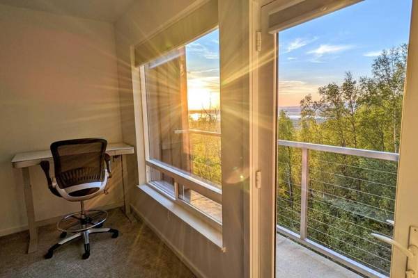 Workspace - Modern 4BR Loft- Denali View Roofdeck Pool Table