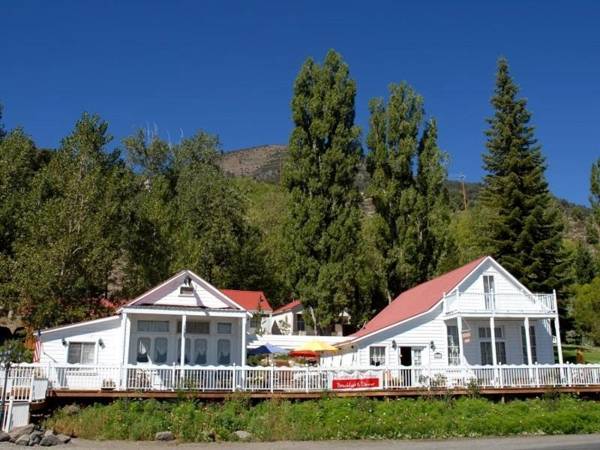 Tioga Lodge at Mono Lake