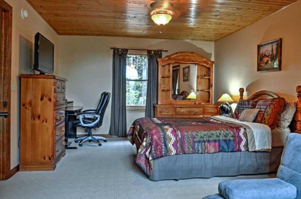 Workspace - Grand Ellijay Cabin with Mountain Views and Pool Table!