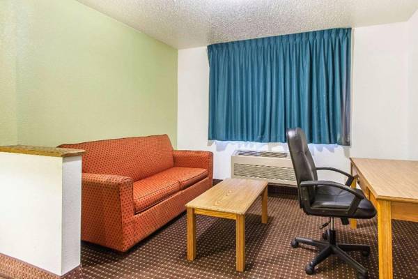 Workspace - Econo Lodge & Suites Pekin