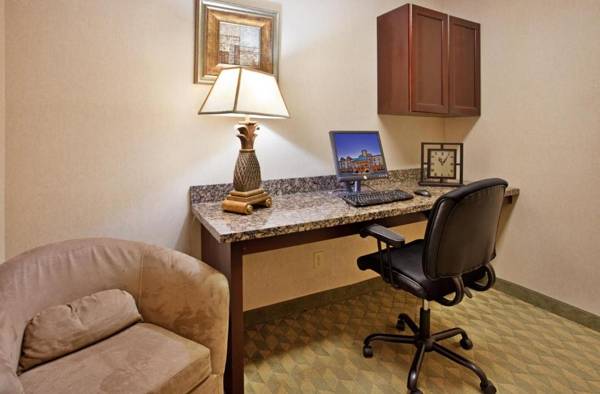 Workspace - Holiday Inn Express & Suites Lansing-Leavenworth an IHG Hotel