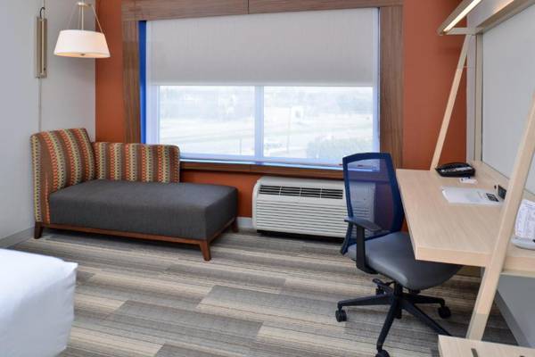 Workspace - Holiday Inn Express & Suites Farmington Hills - Detroit an IHG Hotel