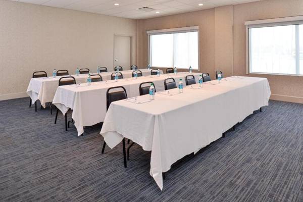 Holiday Inn Express & Suites Farmington Hills - Detroit an IHG Hotel