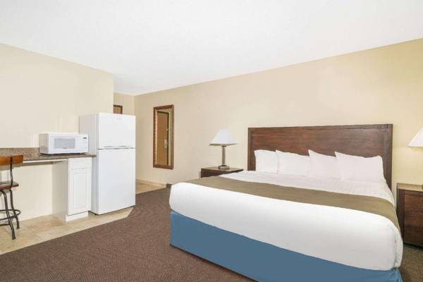 Days Inn & Suites by Wyndham Baxter Brainerd Area