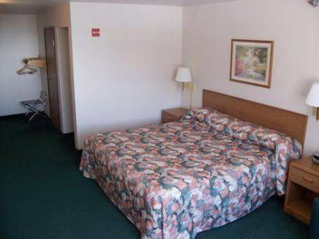 Budget Host Inn & Suites North Branch