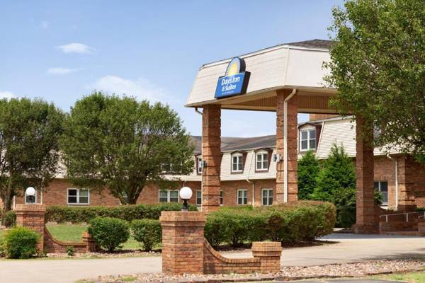 Days Inn and Suites by Wyndham Sikeston