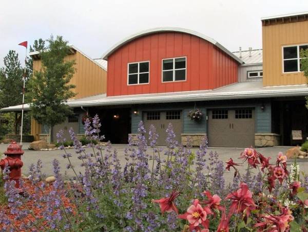 Creekside Rock Creek Jewel with Hot Tub by AAA Red Lodge Rentals