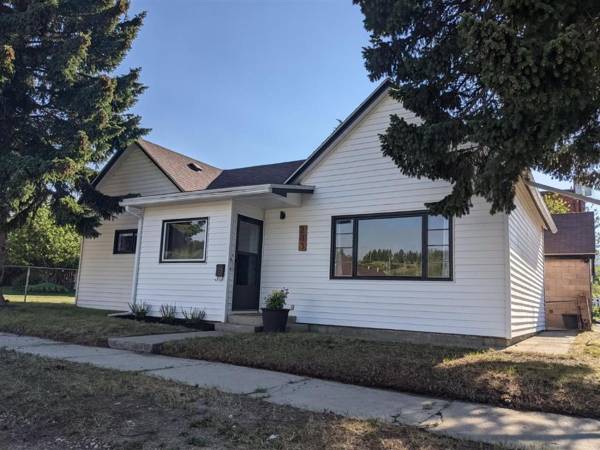 Dog Friendly Bean's Place with Hot Tub by AAA Red Lodge Rentals