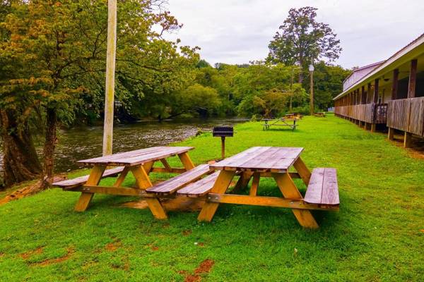 Lloyd's On The River Country Inn By Oyo