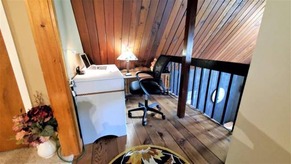 Workspace - Pet-Friendly Private Vacation Home in the White Mountains - SH70C