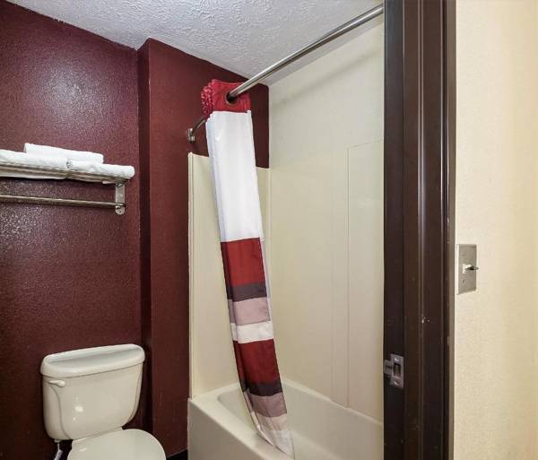 Red Roof Inn & Suites Hermitage