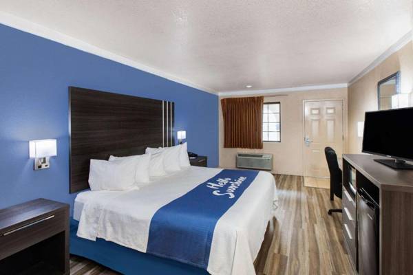 Days Inn & Suites by Wyndham Braunig Lake