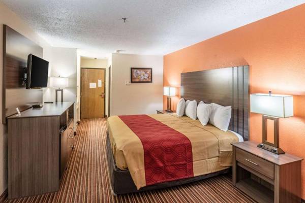 Econo Lodge Inn & Suites