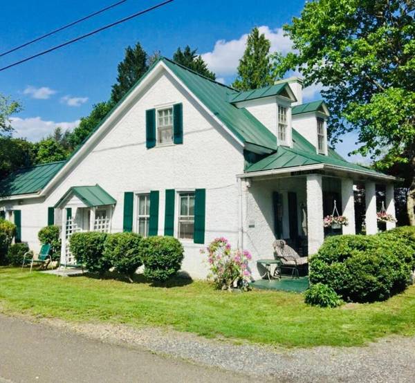 Entite Colonial house across the Inn