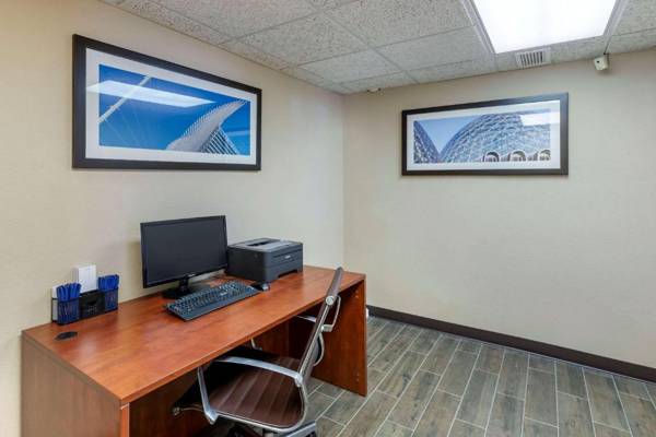 Workspace - Comfort Inn & Suites Jackson - West Bend