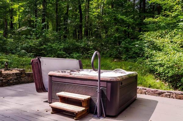 Secluded Oasis w Hot Tub Screened-in Porch WiFi!