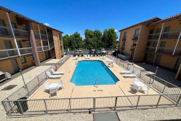Days Inn by Wyndham Birmingham/West
