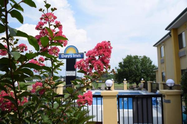 Days Inn by Wyndham Montgomery