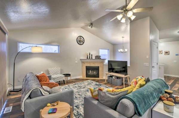 Cozy Anchorage Townhome Less Than Half Mile to Jewel Lake!