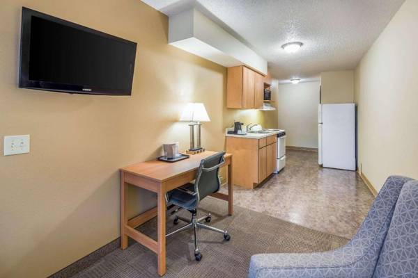 Workspace - Clarion Hotel & Suites Fairbanks near Ft. Wainwright