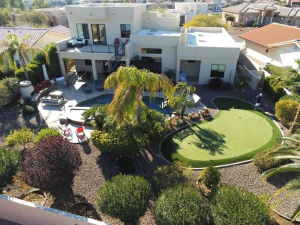 Luxury Contemporary Sanctuary w Pool and Views