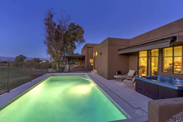 Luxe 4 Bdrm wPool and Spa on Golf Course Lot