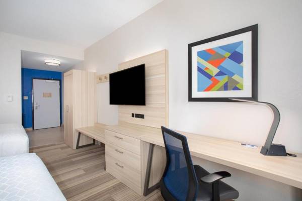 Workspace - Holiday Inn Express & Suites Phoenix Glendale Dist an IHG Hotel