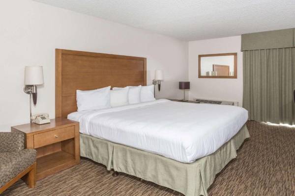 Days Hotel by Wyndham Peoria Glendale Area