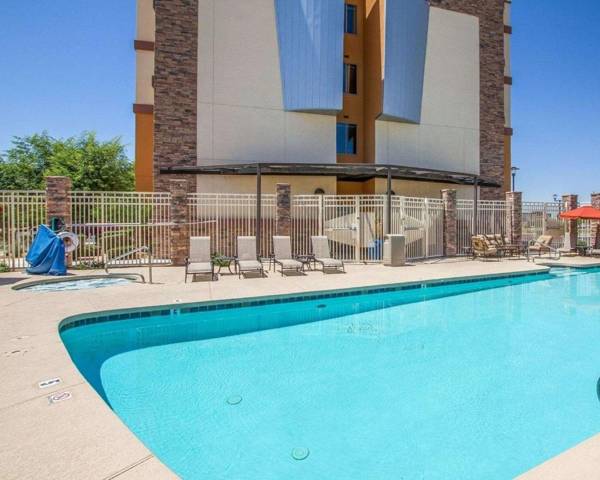 Comfort Suites Glendale - State Farm Stadium Area