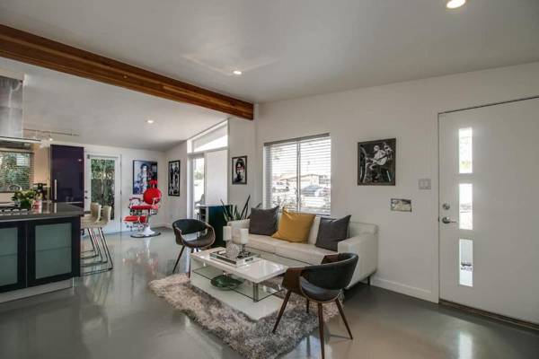 Vintage Charm w Modern Comforts Pool and Hot Tub