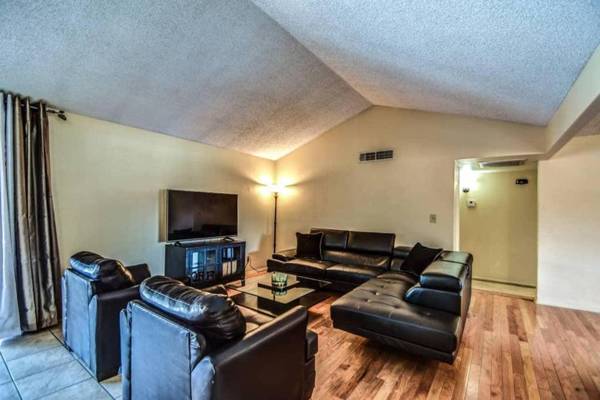 Larkspur Villa - Lovely & Entertaining Hot Tub with pool resort living!