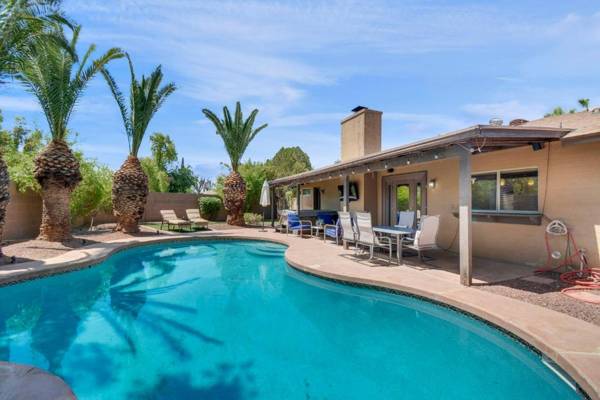 4 bdr Two Master suite billiards & desert oasis pool