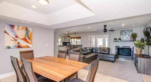 4 bdr Two Master suite billiards & desert oasis pool